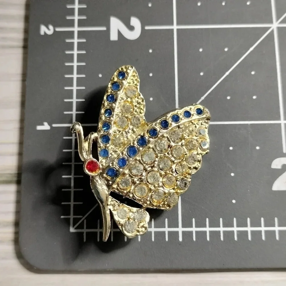 Delightful Vtg Gold Tone Pave Clear Lt Blue Rhinestone Side BUTTERFLY Pin